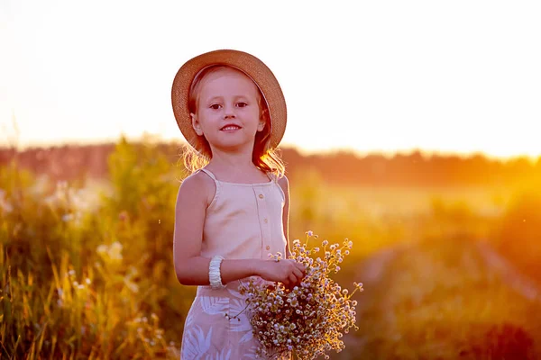 Feliz Menina Caucasiana Anos Com Buquê Flores Camomilas Posando Prado — Fotografia de Stock