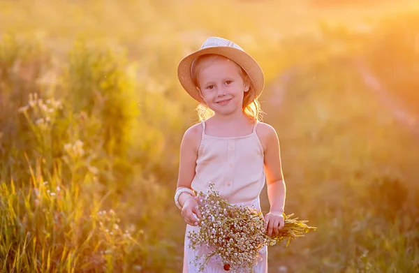 Feliz Menina Caucasiana Anos Com Buquê Flores Camomilas Posando Prado — Fotografia de Stock