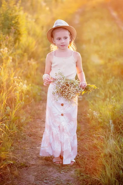 Pequena Menina Caucasiana Feliz Anos Com Buquê Flores Camomilas Prado — Fotografia de Stock