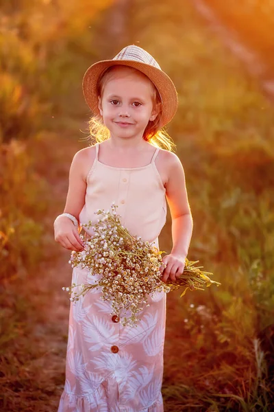 Feliz Menina Caucasiana Anos Com Buquê Flores Camomilas Posando Prado — Fotografia de Stock