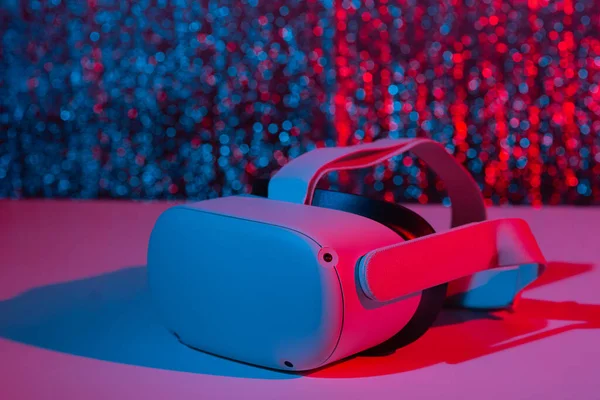 Capacete Realidade Virtual Fundo Branco Luz Néon Futuro Gadgets Conceito — Fotografia de Stock