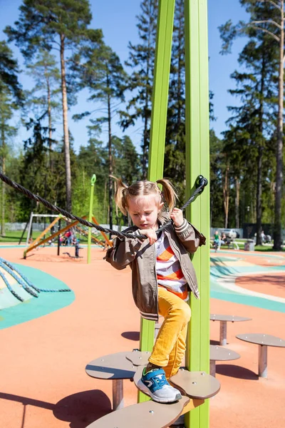 Menina Caucasiana Sobe Ponte Suspensa Curso Obstáculo Parque Infantil Livre — Fotografia de Stock