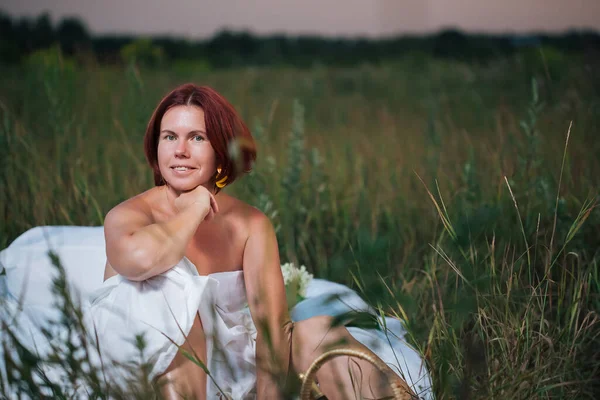 Encantadora Mujer Caucásica Años Sentada Cama Blanca Campo Atardecer Verano —  Fotos de Stock