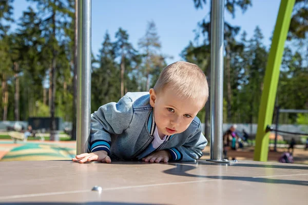 Vit Liten Pojke Klättrar Rutschkanan Egen Hand För Att Glida — Stockfoto