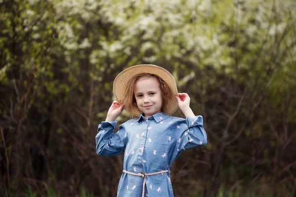 Retrato Adorable Niña Caucásica Años Parque Pie Bajo Las Flores — Foto de Stock