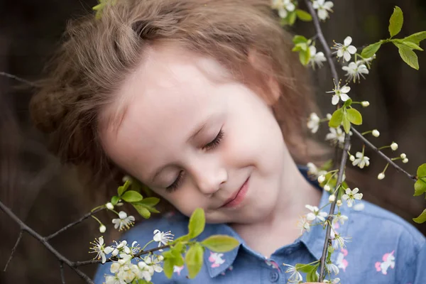 Retrato Close Pequena Menina Caucasiana Anos Idade Inalando Aroma Flores — Fotografia de Stock