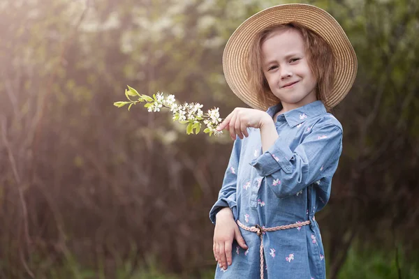 Adorável Menina Caucasiana Anos Idade Chapéu Parque Sob Flores Cereja — Fotografia de Stock