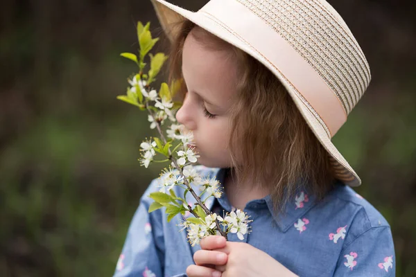 Adorável Menina Caucasiana Anos Idade Inalando Aroma Flores Cereja Parque — Fotografia de Stock