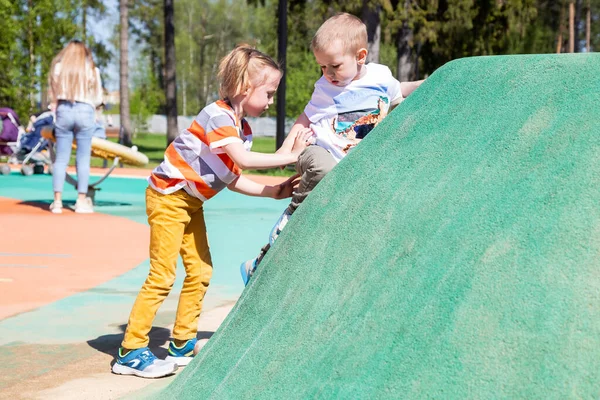 Vit Liten Flicka Hjälper Sin Lillebror Klättra Barnens Klättervägg Lekplatsen — Stockfoto