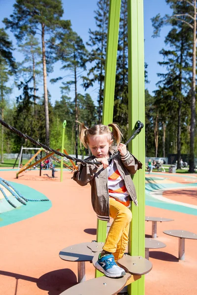 Vit Liten Flicka Klättrar Hängbro Hinderbanan Vid Lekplatsen Utomhus Solig — Stockfoto