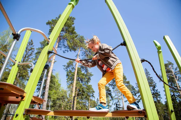 Vit Liten Flicka Klättrar Hängbro Hinderbanan Vid Lekplatsen Utomhus Solig — Stockfoto