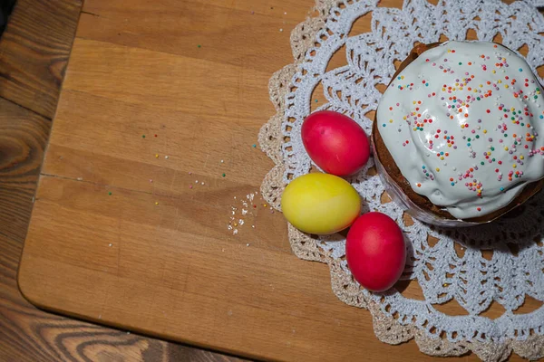 Παραδοσιακό Πασχαλινό Κέικ Και Πολύχρωμα Πασχαλινά Αυγά Ξύλινο Φόντο Έννοια — Φωτογραφία Αρχείου