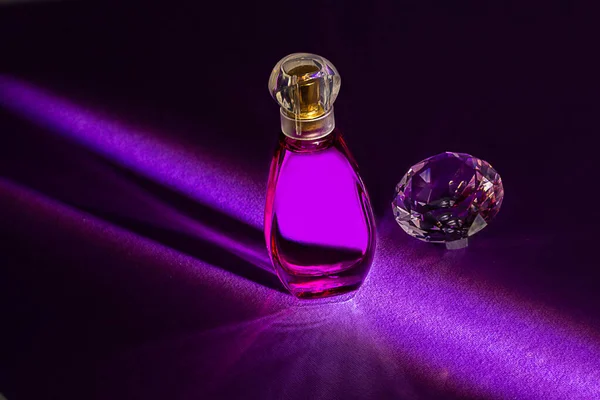 Studio Butelek Perfum Zrobione Kolorowym Tle Odbiciem Perfumy Kosmetyki Kolekcja — Zdjęcie stockowe