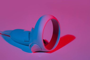 Çevrimiçi ve neon ışıkta bulut oyunları için sanal gerçeklik denetleyicileri.