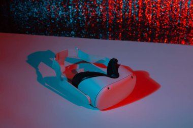 Beyaz arka planda, neon ışıkta sanal gerçeklik miğferi. VR teknoloji kavramı.