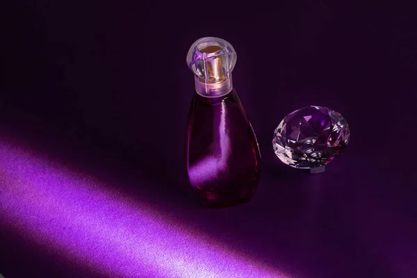 Flacons de parfum studio tourné sur fond coloré avec réflexion — Photo