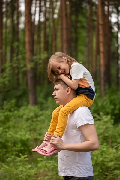 Caucasiana Menina Bonito Sentado Sobre Ombros Seu Pai Floresta Pai — Fotografia de Stock