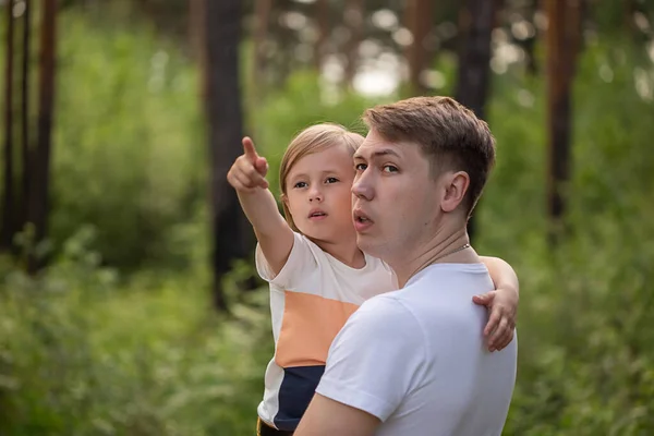 Кавказька Дочка Руках Татка Вказує Пальцем Бік Передньому Плані Щаслива — стокове фото