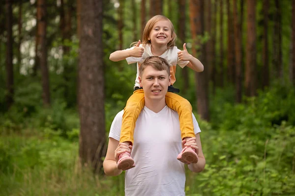 Caucásico Linda Niña Sentada Sobre Los Hombros Padre Bosque Mostrando — Foto de Stock