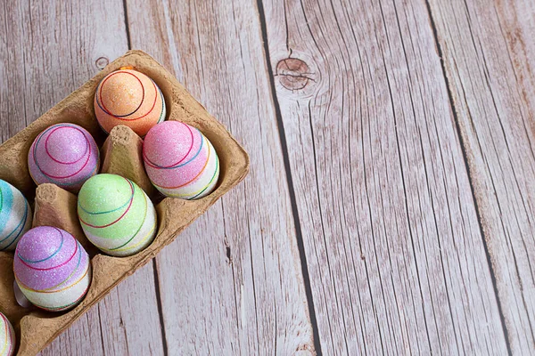 Ahşap Masadaki Renkli Paskalya Yumurtaları — Stok fotoğraf
