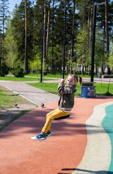 Caucasiano Menina Monta Bungee Swing Parque Infantil Sorri Livre Dia — Fotografia de Stock