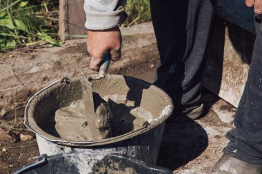 Bahçe yolunu doldurmak için çimento karıştırmak, bahçe inşaatı.