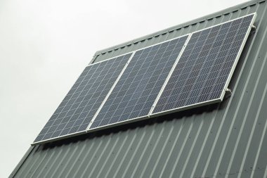 Çatıda Güneş Panelleri olan Modern Ev.