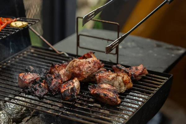 Uma Churrasqueira Com Saborosos Bifes Suculentos Grelhada Sobre Uma Lareira — Fotografia de Stock