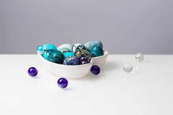 Beyaz Bir Masada Kalp Şeklinde Bir Tabakta Mavi Bıldırcın Yumurtası — Stok fotoğraf