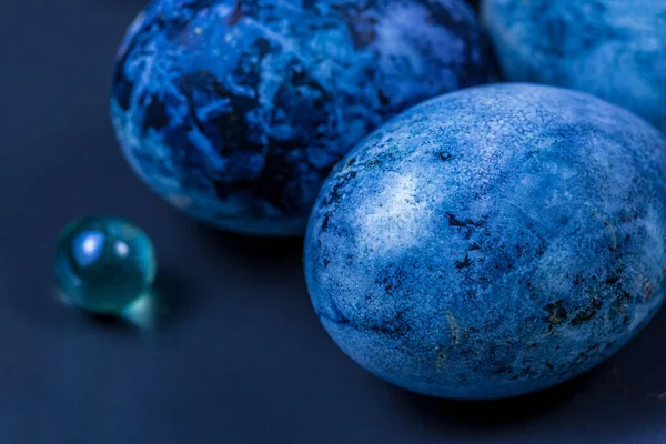 Doğal Boyalarla Boyanmış Mavi Paskalya Yumurtalarının Yakın Çekimi — Stok fotoğraf