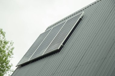 Çatıda Güneş Panelleri olan Modern Ev.