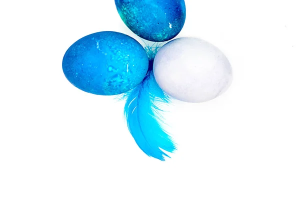 Uova Pasqua Blu Piccole Piume Blu Soffice Sparse Casualmente Sul — Foto Stock