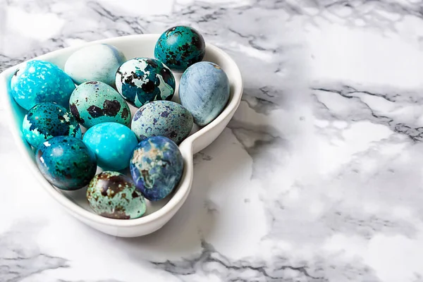 Paskalya Mavisi Bıldırcın Yumurtaları Tabakta Tahta Bir Masada Kalp Şeklinde — Stok fotoğraf