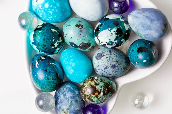 Beyaz Bir Masada Kalp Şeklinde Bir Tabakta Mavi Bıldırcın Yumurtası — Stok fotoğraf