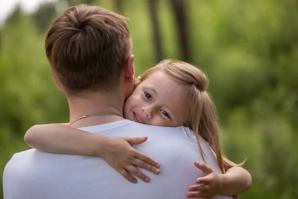 Hija Caucásica Los Brazos Papá Abraza Mirando Cámara Bosque Padre — Foto de Stock