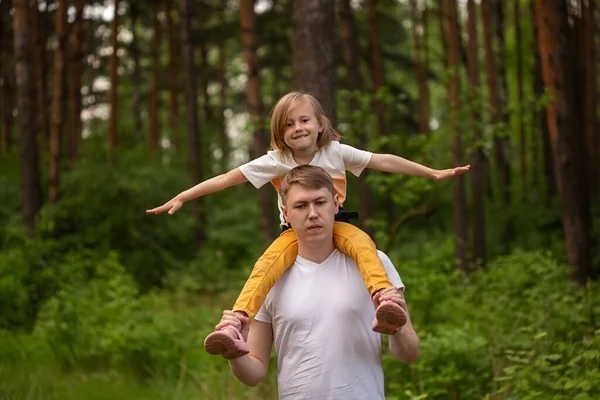 Niña Linda Caucásica Sentada Sobre Los Hombros Padre Bosque Padre — Foto de Stock