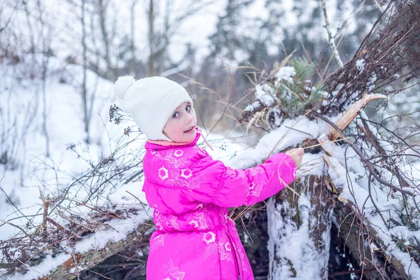 Kaukasisches Mädchen Von Jahren Baut Hütte Aus Nadelzweigen Winterwald Und — Stockfoto