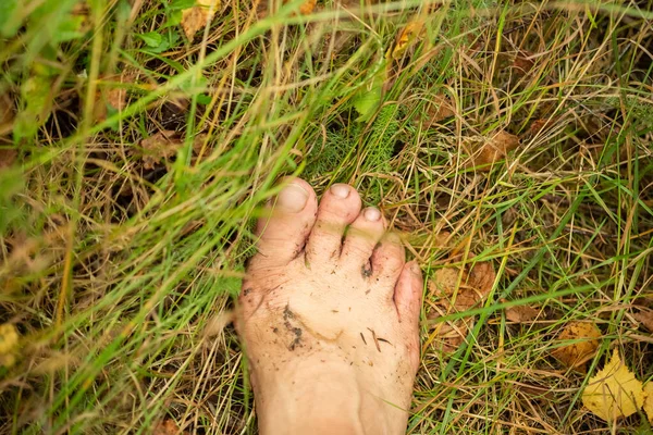 Frauenfuß Liegt Mit Schlamm Bedeckt Gras — Stockfoto