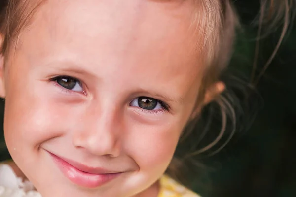 Caucasian Child Years Beautiful Girl Wide Eyes Look Camera Expressive — Stock Photo, Image