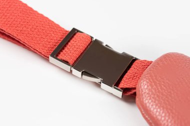 Çanta ve sırt çantası yapmak için metal dikişler..