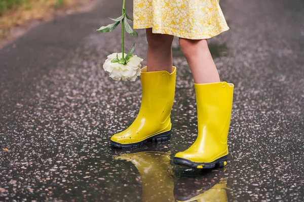 Bambina Che Indossa Stivali Pioggia Gialli Piedi Una Pozzanghera — Foto Stock