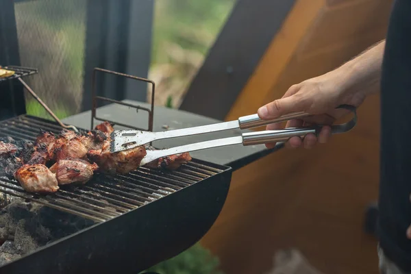 Een Barbecue Grill Met Lekkere Sappige Steaks Worden Gegrild Boven — Stockfoto
