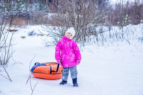 Niña Arrastra Tobogán Cheesecake Hasta Colina Nevada Concepto Actividades Aire —  Fotos de Stock