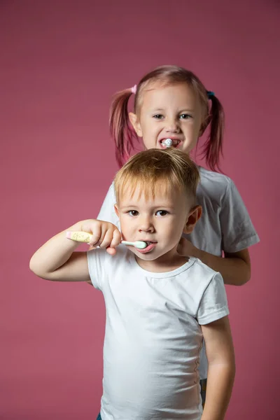 Sorridente Ragazzo Caucasico Ragazza Che Pulisce Denti Con Spazzolino Denti — Foto Stock