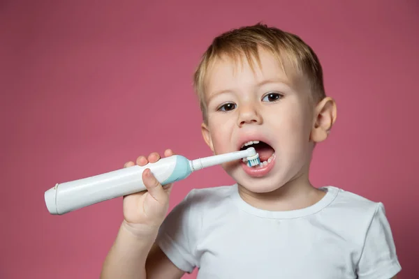 Sonriente Niño Caucásico Limpiando Sus Dientes Con Cepillo Dientes Eléctrico — Foto de Stock