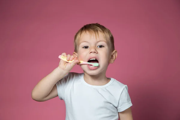 Sorridente Ragazzo Caucasico Pulisce Denti Con Spazzolino Denti Manuale Bambini — Foto Stock