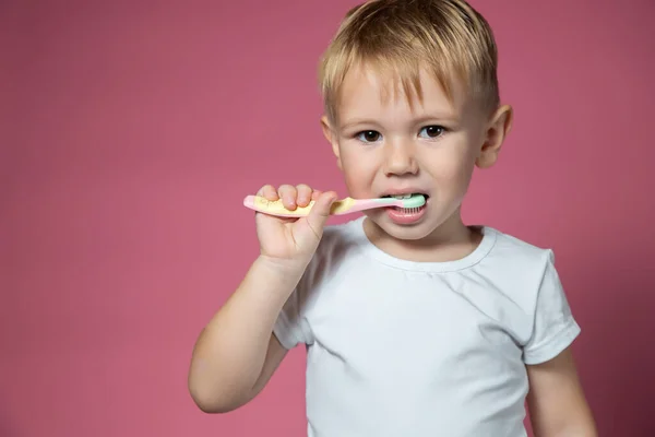 Sorridente Ragazzo Caucasico Pulisce Denti Con Spazzolino Denti Manuale Bambini — Foto Stock