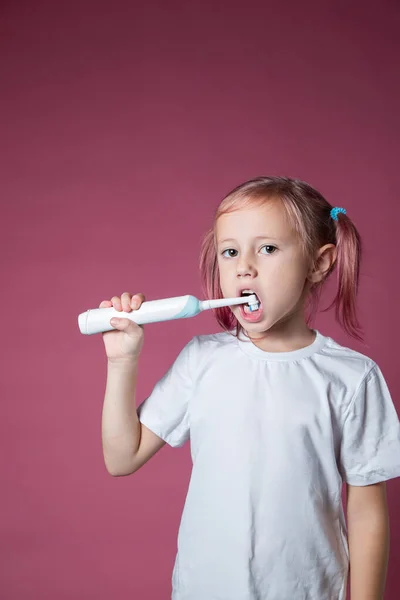 Sonriente Niña Caucásica Limpiando Sus Dientes Con Cepillo Dientes Eléctrico — Foto de Stock