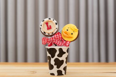 Çikolatalı lolipoplar ülkenin çocuk doğum günü için dekore edildi.