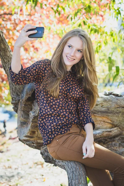 Młoda piękna dziewczyna uśmiechający się co selfie w parku — Zdjęcie stockowe